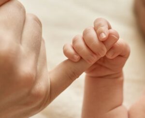 image mains bébé
